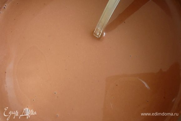 Влить в шоколадно-сливочную массу 200мл.10%сливок.Размешать.