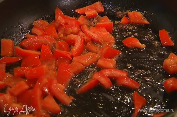 Разогреть растительное масло и тушить в нем помидор несколько минут, затем добавить капусту и готовить еще 2 минуты.