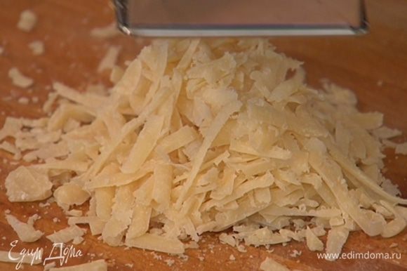 Сыр натереть на терке и добавить в кастрюлю, если помидоры недостаточно хорошо разошлись, взбить все в блендере.