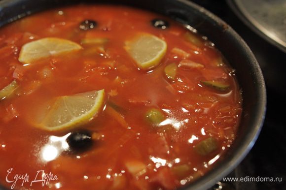 Доведите суп до кипения, убавьте огонь, закройте крышкой и варите еще минут 20–30. За 5 минут до снятия с огня, положите в солянку нарезанный лимон. Подавайте с зеленью.
