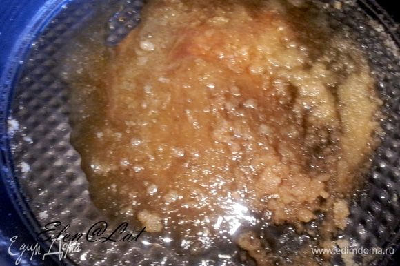 Масло растопить прямо в форме и всыпать сахар, приготовить карамель(Сахар должен растопиться и стать коричневым). Дать остыть.