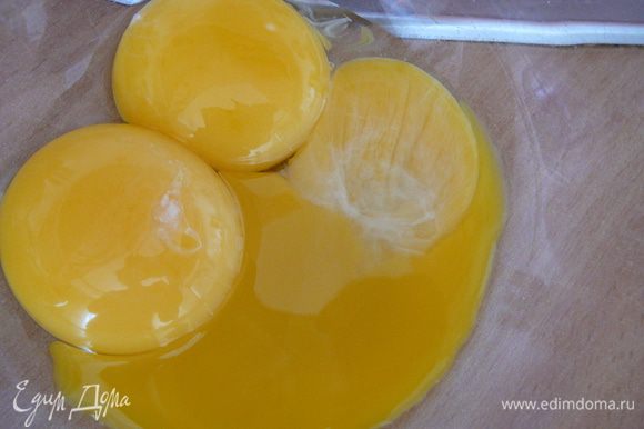 Яичные желтки взбить с ванильным сахаром и двумя столовыми ложками сахара.До увеличения массы и посветления.