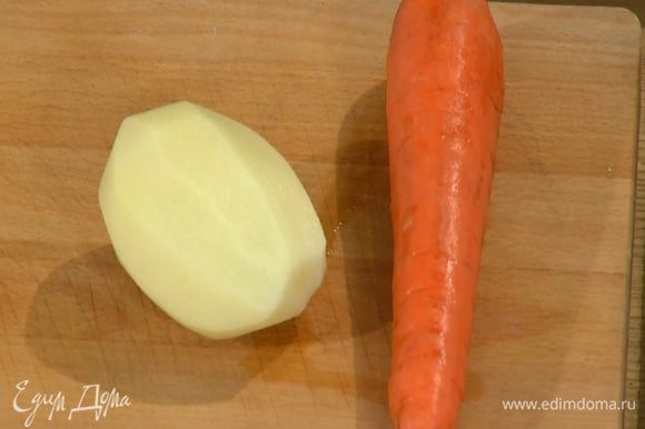 Картофель, тыкву и морковь почистить и нарезать равными по размеру кусочками.