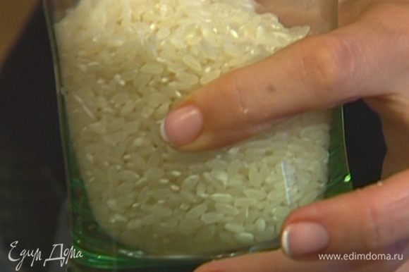 Рис смешать с молоком, добавить ванильный экстракт, сахарную пудру и перемешать.