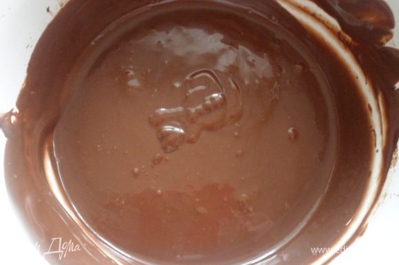 В растопленный шоколад добавить ореховую пасту, перемешать, добавить растительное масло и какао порошок. Хорошенько перемешать.