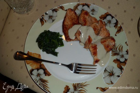 Выкладываем на тарелочку филе, рядом шпинат и поливаем соусом))))