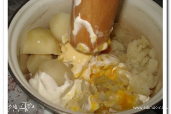 Картофель отварить в подсоленной воде до готовности. Слить воду. Ввести в картофель яйца, сметану, сливочное масло и растолочь до однородного пюре.