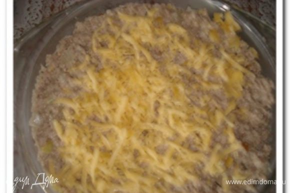 Затем слоем выложить всю мясную начинку и тоже посыпать тертым сыром.