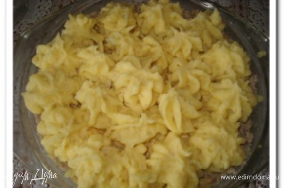 Затем с помощью кондитерского мешочка или шприца выложить картофеьное пюре узорами. Смазать молоком.