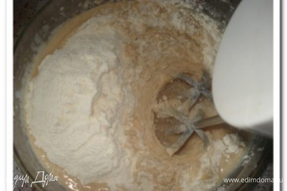 Просеять муку с солью, разрыхлителем и содой и ввести в тесто, хорошо вымесить до однородности.