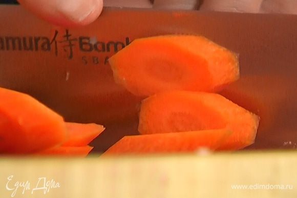 Морковь почистить и порезать кружками средней толщины.
