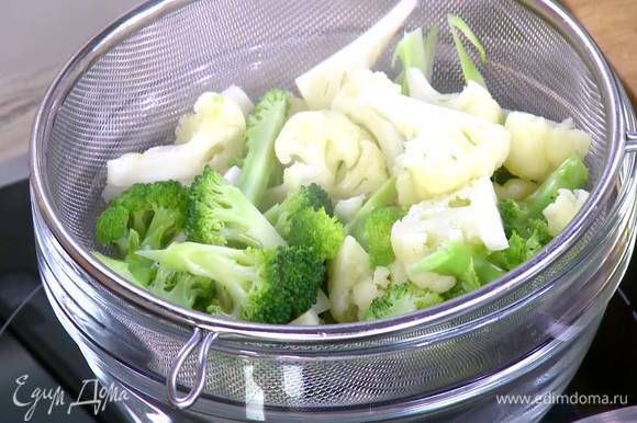 Отварить все овощи, лучше всего на пару, выложить в салатницу и заправить детским соусом для салатов.