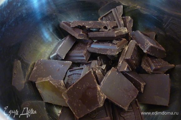 В большой кастрюле разломайте плитки шоколада.