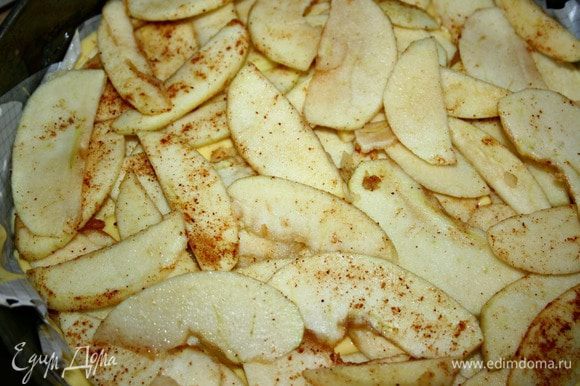 В смазанную форму вылить тесто, выложить ломтики яблок. Выпекать в хорошо разогретой духовке в течение 40-45 минут. Готовность яблочного пирога проверить деревянной шпажкой.