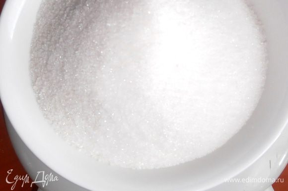Взвешиваем сахар (на вид и цвет его не отличишь от обычного)