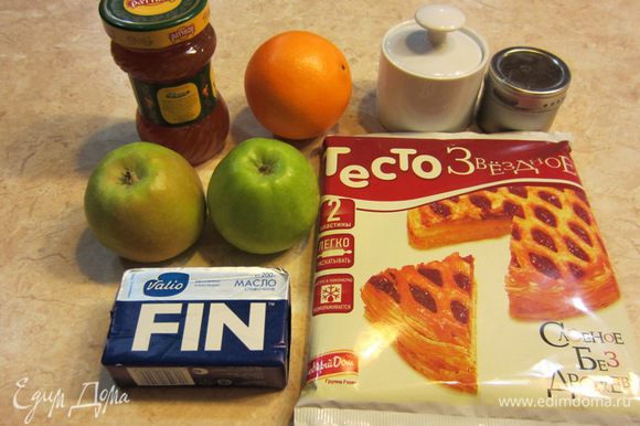 Итак - Пирог яблочный от Юлии Высоцкой Вкус пирога получился очень интересным. Сочетание несладкого слоеного теста, кисло сладких яблок, ванили и абрикосового джема - просто бесподобно!