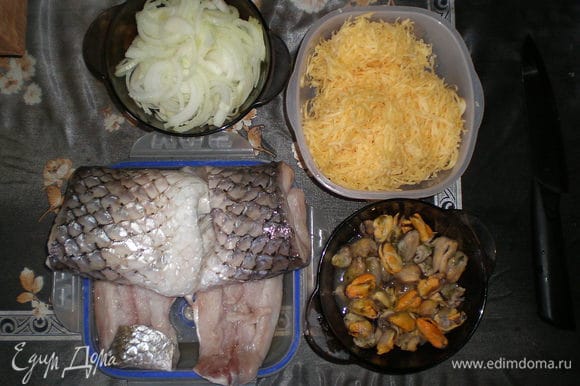 Рыбу почистить, отделить филе от костей, натереть сыр, нарезать лук.