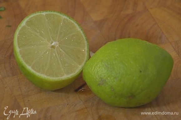 Из половинки лайма выжать 1/2 ч. ложки сока, добавить к авокадо и перемешать.