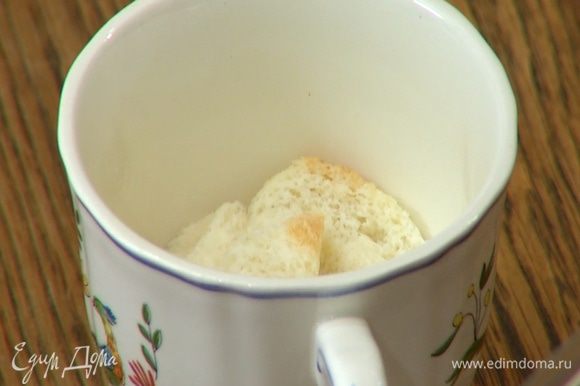 Хлеб порезать на небольшие кусочки, замочить в молоке с яйцом и оставить на 5 минут.