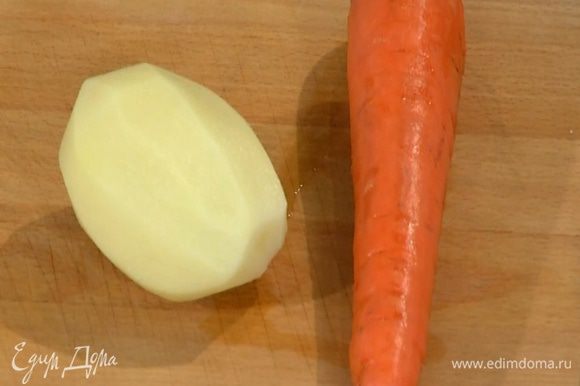 Морковь и картофель почистить, порезать на кусочки, залить кипящей водой и отваривать минут 15 до готовности, затем воду слить, добавить к овощам горячее молоко, посолить и сделать пюре.