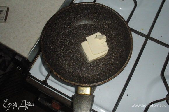 Разогреть духовку до 200гр, намазать дно формы маслом. Растопить масло и снять с огня, дать немного остыть.