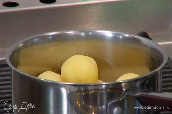 Картофель почистить и отварить практически до готовности, воду слить.