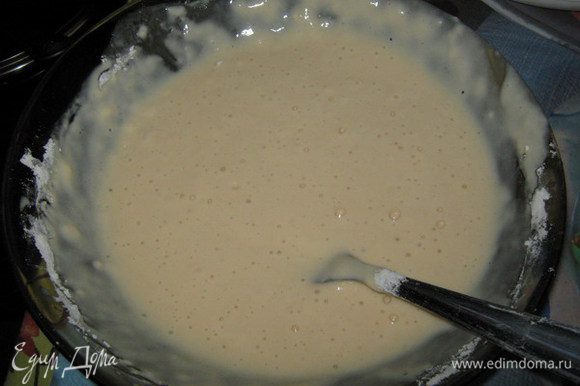 Размешайте яйца с солью, добавьте соду, влейте кефир и, постепенно всыпая муку, замесите тесто.