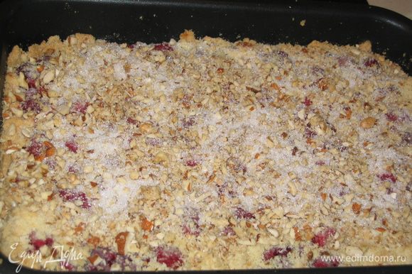 Орехи помолоть в блендере или нарезать ножом и выложить их сверху на пирог...присыпать оставшимся сахаром (2 ст.л.)...отправить запекаться еще на 10-20 минут