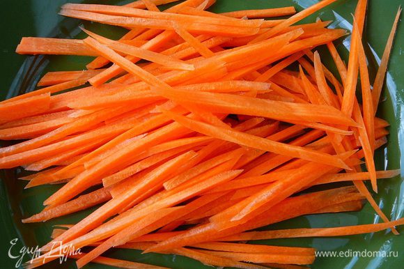 Морковь нашинковать соломкой. Полить соевым соусом.