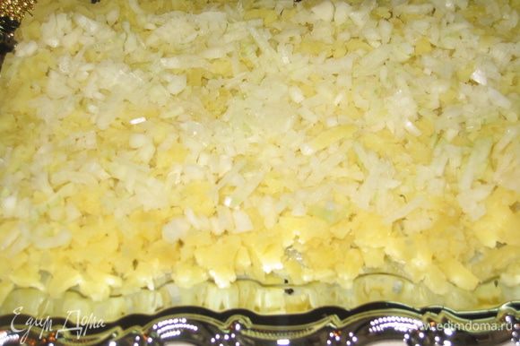 Собираем салат слоями: слой 1 - разложить натертый на терке картофель (3 шт), на него мелко нашинкованный лук...смазать майонезом
