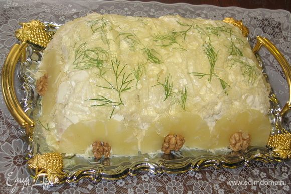 Также аккуратно отделить от формы пласт 2 (желе из ананасного сиропа с укропом) и уложить сверху на торт в произвольном порядке