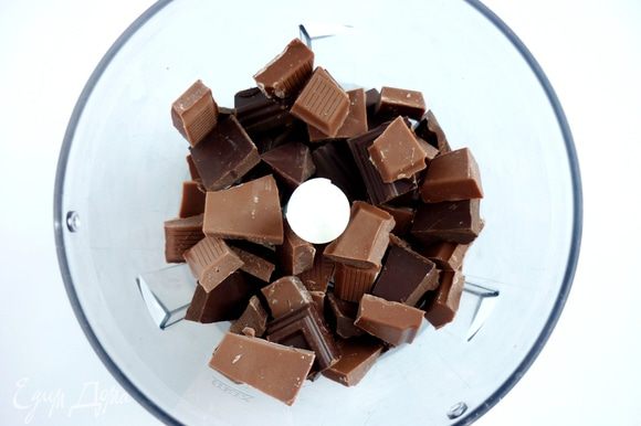 Горький и молочный шоколад поломать на кусочки.