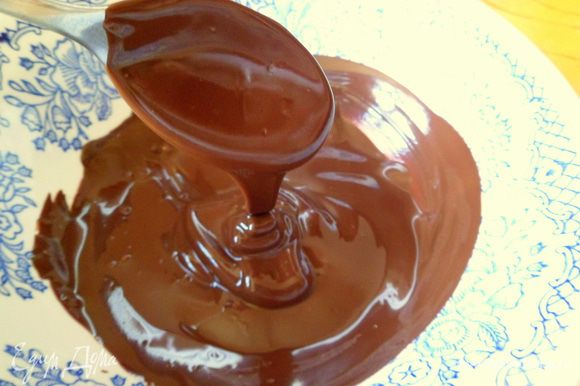 Растапливаем шоколад в микроволновой печи,немного остужаем,чтобы шоколад по консистенции был вот таким(не сильно жидким)
