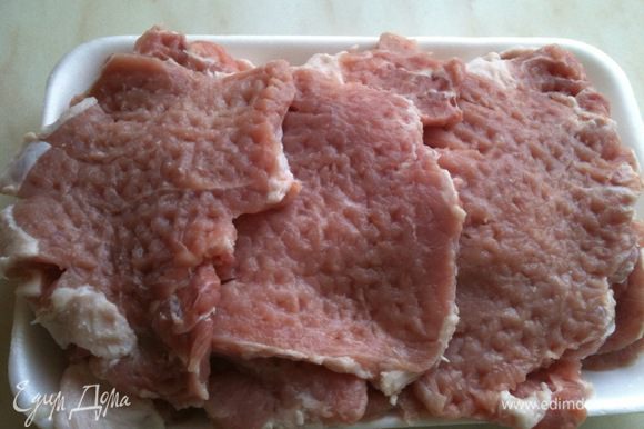 Мясо порезать порционно и хорошо отбить...