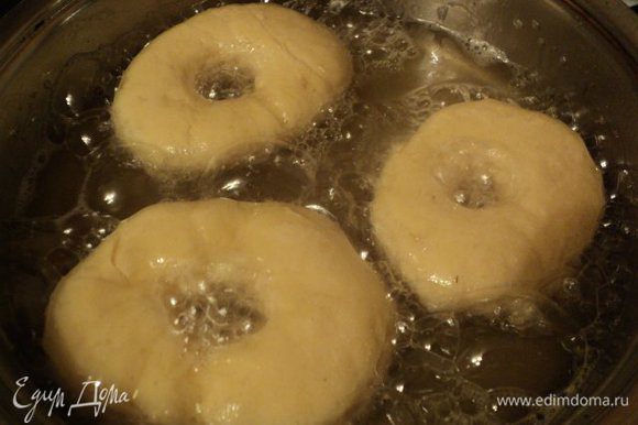 В сковороду налить растительное масло так, чтобы пончики в нем плавали, нагреть его. Жарить пончики с двух сторон до золотистой корочки.