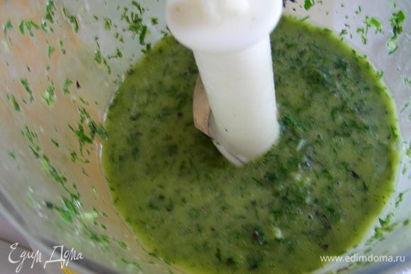 Для соуса выкладываем травы в блендер, измельчаем, добавляем растопленное сливочное масло и лимонный сок. Получается зеленая паста.