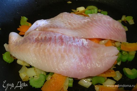 В сковороде разогреваем сливочное масло и обжариваем наши овощи минут 5. Затем выкладываем на них рыбку.