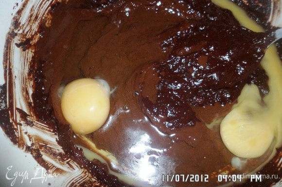 Вбить в шоколад яйца и хорошо перемешать до однородного состояния.
