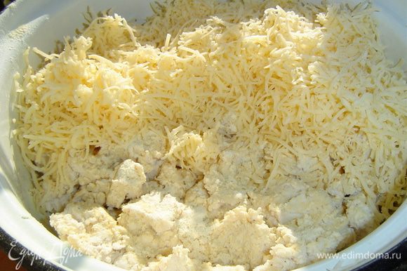 Смешиваем половину натертого сыра, фарш из куриного филе и чеснок, пропущенный через давилку, перемешиваем.