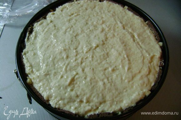Когда крем начнет застывать, ввести в него массу из сливок и йогурта и затем наполнить половиной крема форму. Выложить остатки остатки бисквита и залить оставшимся кремом.