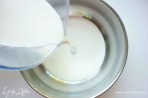 Молоко и сливки налить в кастрюльку.