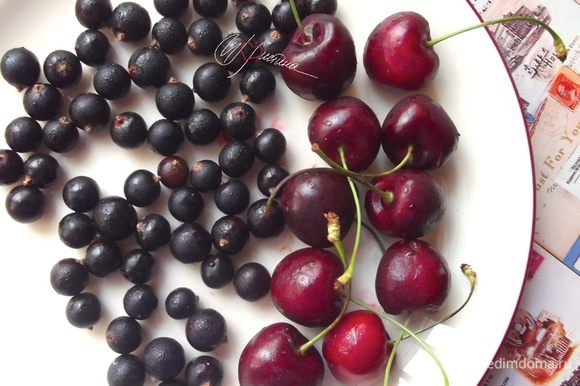Выбрать самые красивые ягоды, у черешни оставить плодоножку