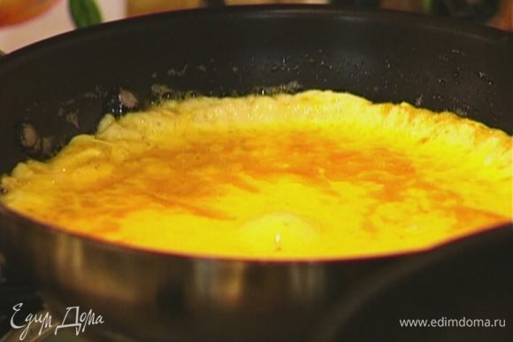 Разогреть в сковороде сливочное и оставшееся оливковое масло, вылить яичную массу. Когда края омлета схватятся, накрыть сковороду крышкой и готовить 1–2 минуты.