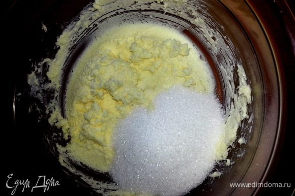 Масло заранее достаём из холодильника, затем растираем с сахаром+ванилью и солью.
