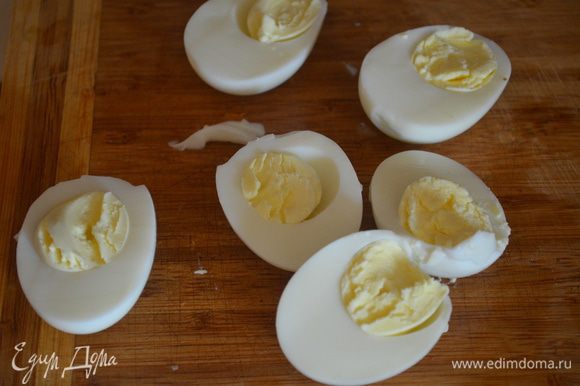 Яйца сварить в крутую и мелко нарезать