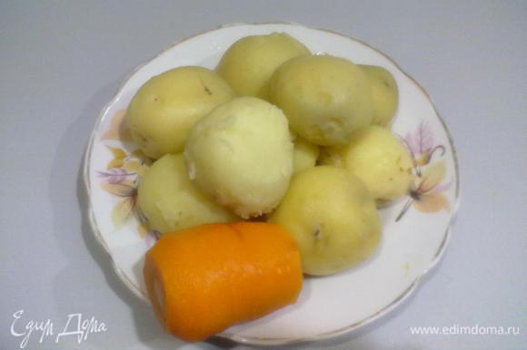 Картофель и морковь отварить в мундирах,очистить от кожуры, остудить