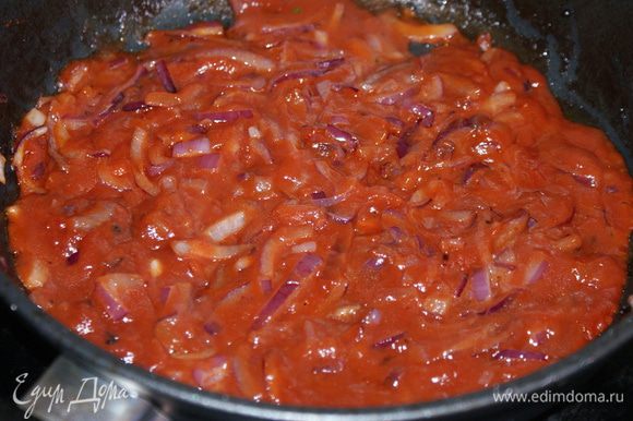 На сковороду влить немного растительного масла и обжарить лук до прозрачности. Добавить томатную пасту и готовить еще 5 минут.
