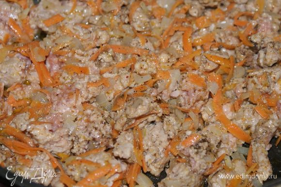 Морковь пожарьте на растительном масле с луком 5 минут. Добавьте фарш и тушите под крышкой до готовности 15–20 минут.