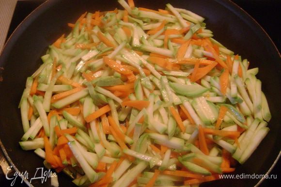 На разогретой сковороде с растительным маслом пассеровать овощи на среднем огне 10 мин.