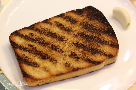 Теперь необходимо поджарить хлеб. Нарежьте его довольно тонко - около сантиметра толщиной. Обжарьте хлеб либо на сковороде гриль, либо на гриле. В крайнем случае можно воспользоваться тостером (вкус будет несколько слабее).